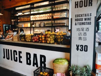 Menikmati Lezat Sehat Power Bowl dan Salad di Kafe Gaya Hipster