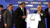 Zidane menyeberang ke Real Madrd pada tahun 2001. Harganya yang 77,7 juta euro menjadi rekor dunia saat itu. (Allsport UK/ALLSPORT)