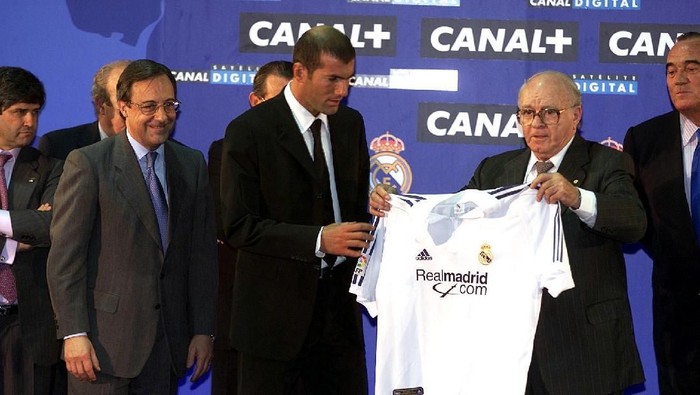 0202200P ZIDANE PRESS CONF X  Allsport UK/ALLSPORT