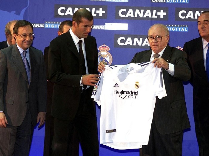 9 Jul 2001:  Zinedine Zidane of France is presented with his shirt by Real Madrid President Florentino Perez and Di Stefano during a press conference to announce his signing for Real Madrid from Juventus of Italy, at the Palacio De Hielo in Madrid, Spain. Mandatory Credit: Allsport UK/ALLSPORT