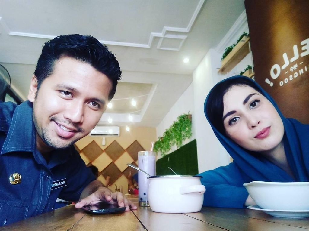 Begini Aksi Arumi, Istri Emil Dardak Saat Makan Lobster dan Bikin Kue Cubit Begini Aksi Arumi, Istri Emil Dardak Saat Makan Lobster dan Bikin Kue Cubit