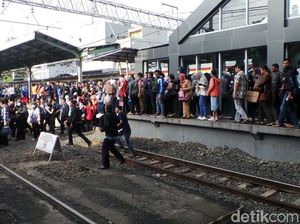 Solusi dari Menhub Atasi Desak-desakan Horor di Stasiun Duri