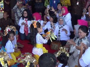 Video Bu Iriana Menari Pendet Bersama Anak TK