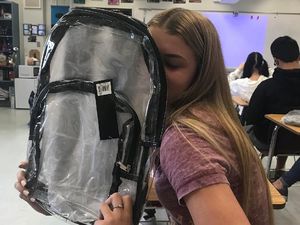 Cegah Penembakan, SMA di Florida Bagikan Tas Transparan Cegah Penembakan, SMA di Florida Bagikan Tas Transparan