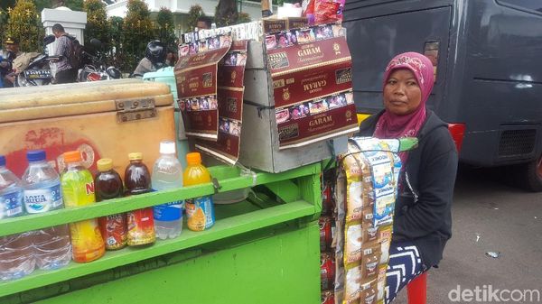 Foto: Ini Siah, Pedagang yang Viral karena Salat di Pinggir Jalan