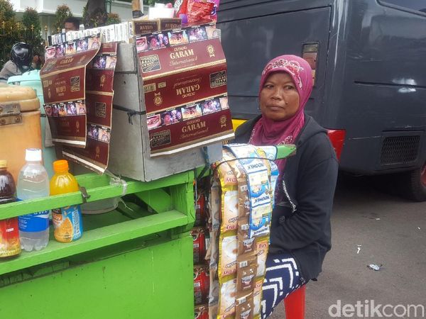 Foto: Ini Siah, Pedagang yang Viral karena Salat di Pinggir Jalan