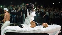Bawa Kasur ke Atas Panggung, Demi Lovato Grinding Kehlani