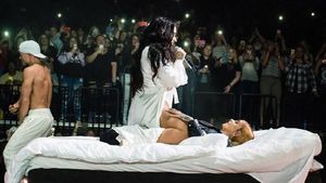 Bawa Kasur ke Atas Panggung, Demi Lovato Grinding Kehlani