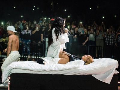 Bawa Kasur ke Atas Panggung, Demi Lovato Grinding Kehlani