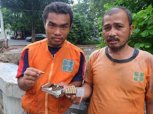 Bersihkan Kali, Petugas Kaget Temukan 74 Peluru di Menteng