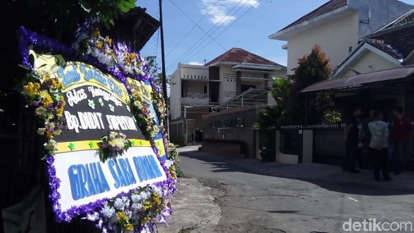 Foto: Begini Suasana di Rumah Duka Besan Jokowi