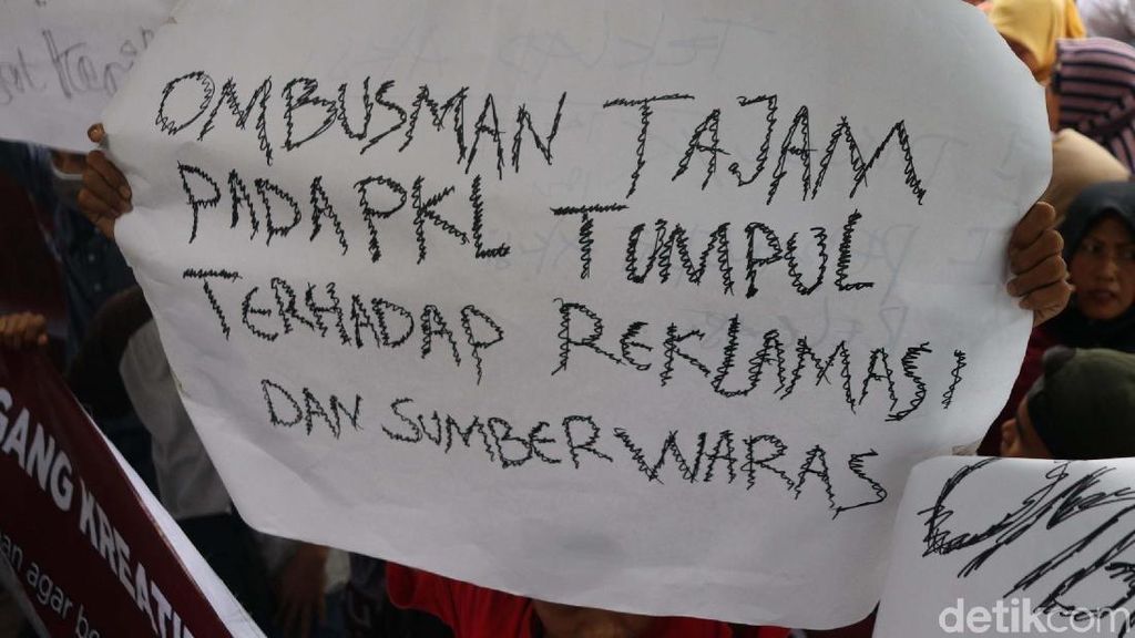 PKL Tanah Abang Geruduk dan Gelar Lapak di Ombudsman