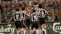 Zidane tak butuh waktu lama untuk memberi kontribusi maksimal bagi Juventus. Di musim pertamanya dia memberi Juventus titel Scudetto dan Piala Interkontinental (Piala Dunia Antarklub sekarang). (Claudio Villa /Allsport)