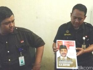 Di Malioboro Yogya, Ada Orang Bagi-bagi Poster Capres-Cawapres