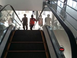 Cegah Kasus Terjepit, Ini Dos and Donts Saat di Eskalator Cegah Kasus Terjepit, Ini Dos and Donts Saat di Eskalator