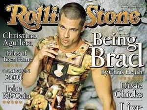 Brad Pitt hingga Justin Bieber, 10 Artis Pria Ini Pernah Pakai Baju Wanita