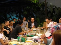 Gaya Makan Nyentrik Vicky Prasetyo hingga Cookies Gaun Selebriti yang Cantik