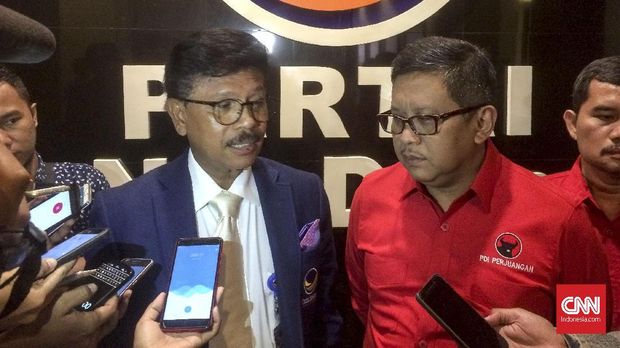 Sekjen PDIP Hasto Kristiyanto (kanan) dan Sekjen Partai NasDem Johny G Plate (kiri), di Jakarta, Selasa (3/4).