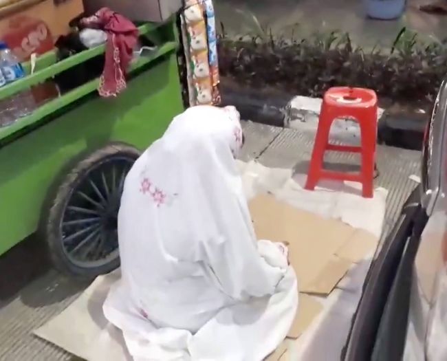 Viral Pedagang Salat di Pinggir Jalanan Jakarta, Ini 