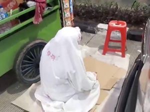 Viral Pedagang Salat di Pinggir Jalanan Jakarta, Ini Sosoknya