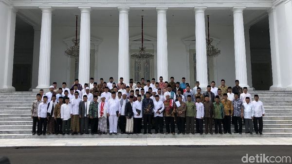 Momen Jokowi dan Ulama Berfoto ala Kabinet di Istana