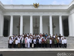 Jokowi Ajak Ulama Foto ala Menteri Kabinet di Istana