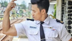 Petugas Stasiun di Tulungagung Ini Bikin Terpana dengan Badan Kekarnya