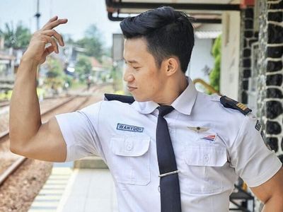 Petugas Stasiun di Tulungagung Ini Bikin Terpana dengan Badan Kekarnya