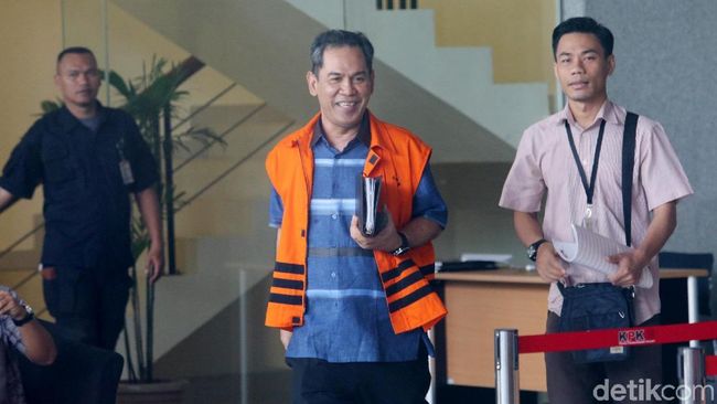 Bupati Hulu Sungai Tengah Didakwa Terima Suap Rp 3,6 Miliar Bupati Hulu Sungai Tengah Didakwa Terima Suap Rp 3,6 Miliar