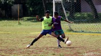 Sebagai contoh, tim penyeleksi membutuhkan kiper, makan seorang kiper yang ada di dalam antrean bisa masuk ke lapangan lebih dulu.