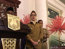 Gaya Airin Bersepatu Emas Saat Rapat Bareng Anies