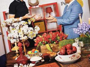 Gaya Klasik CEO Instagram Ketika Makan dan Menikmati Teh Persia