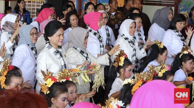 Iriana Jokowi Menari Pendet bersama Anak-anak TK