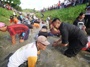 Sambil Tangkap Ikan, Tb Hasanuddin Bicara Soal DP Rumah 1 Persen