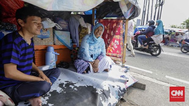 Warga Afghanistan Hamitullah (kiri) tinggal di gubuk di trotoar Kalideres, Rabu (4/4).