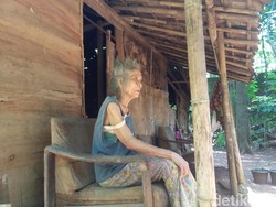 Nenek Rosmi Hidup Sebatang Kara di Rumahnya yang Nyaris Roboh