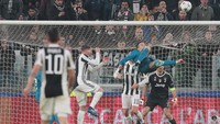 Inilah gol cantik teranyar yang dicetak Ronaldo. Ia melakukannya lewat sebuah tendangan salto akrobatik, setelah sebelumnya melompat tinggi-tinggi ke udara. (Foto: Emilio Andreoli/Getty Images)
