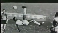 Jauh sebelum nama-nama di atas, pemain yang punya gol salto paling fenomenal adalah Pele. Legenda sepakbola Brasil itu malah berulang kali melakukannya. Baik saat membela Santos maupun di Timnas Brasil. (ist (Youtube))
