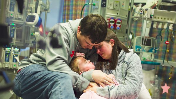 Momen Emosional Saat Orang Tua Melepas Kepergian Buah Hatinya