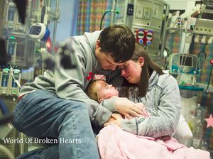 Momen Emosional Saat Orang Tua Melepas Kepergian Buah Hatinya