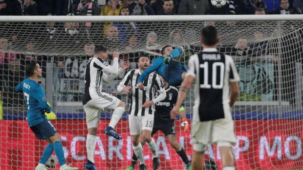 Cristiano Ronaldo mencetak gol melalui tendangan salto dan hanya membuat para bek Juventus serta kiper Gianluigi Buffon terperangah. (