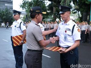Kapolda Metro Beri Penghargaan Satpam yang Tangkap Pelaku Skimming Kapolda Metro Beri Penghargaan Satpam yang Tangkap Pelaku Skimming