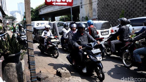 Kawasan Stasiun Karet Tanah Abang Semakin Semrawut