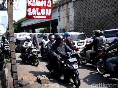 Kawasan Stasiun Karet Tanah Abang Semakin Semrawut
