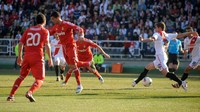 Ronaldo tak perlu menyepak atau menyundul bola dengan keras-keras untuk bikin gol. Saat menghadapi Rayo Vallecano pada 26 Februari 2012 ini, ia cuma butuh satu sontekan kecil dengan tumit, tanpa menghadap gawang, untuk bikin gol. (Foto: Denis Doyle/Getty Images)