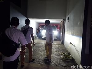 Polisi Sita Barang dari Rumah Mewah Bos Abu Tours di Depok Polisi Sita Barang dari Rumah Mewah Bos Abu Tours di Depok