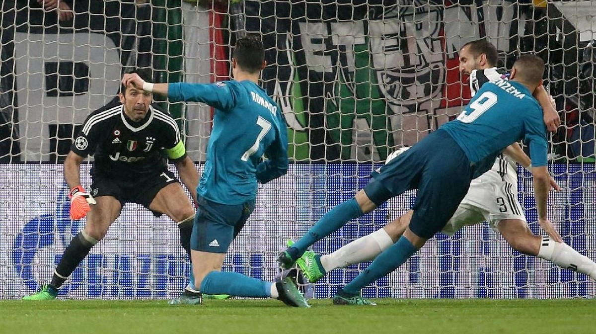 Cristiano Ronaldo lagi-lagi sukses menaklukkan Gianluigi Buffon (Foto: Tony Gentile/Reuters)