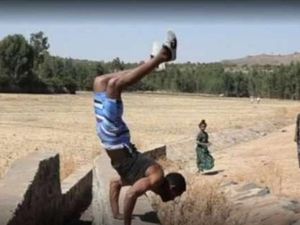 Aksi Nyeleneh Pria Berjalan dengan 2 Tangan Demi Rekor Dunia