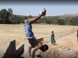 Aksi Nyeleneh Pria Berjalan dengan 2 Tangan Demi Rekor Dunia