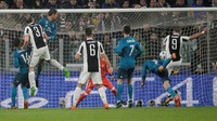 Juventus berpeluang menyamakan kedudukan melalui sontekan Higuain, tapi Keylor Navas menyelamatkan gawang Madrid. Foto: Max Rossi/Reuters